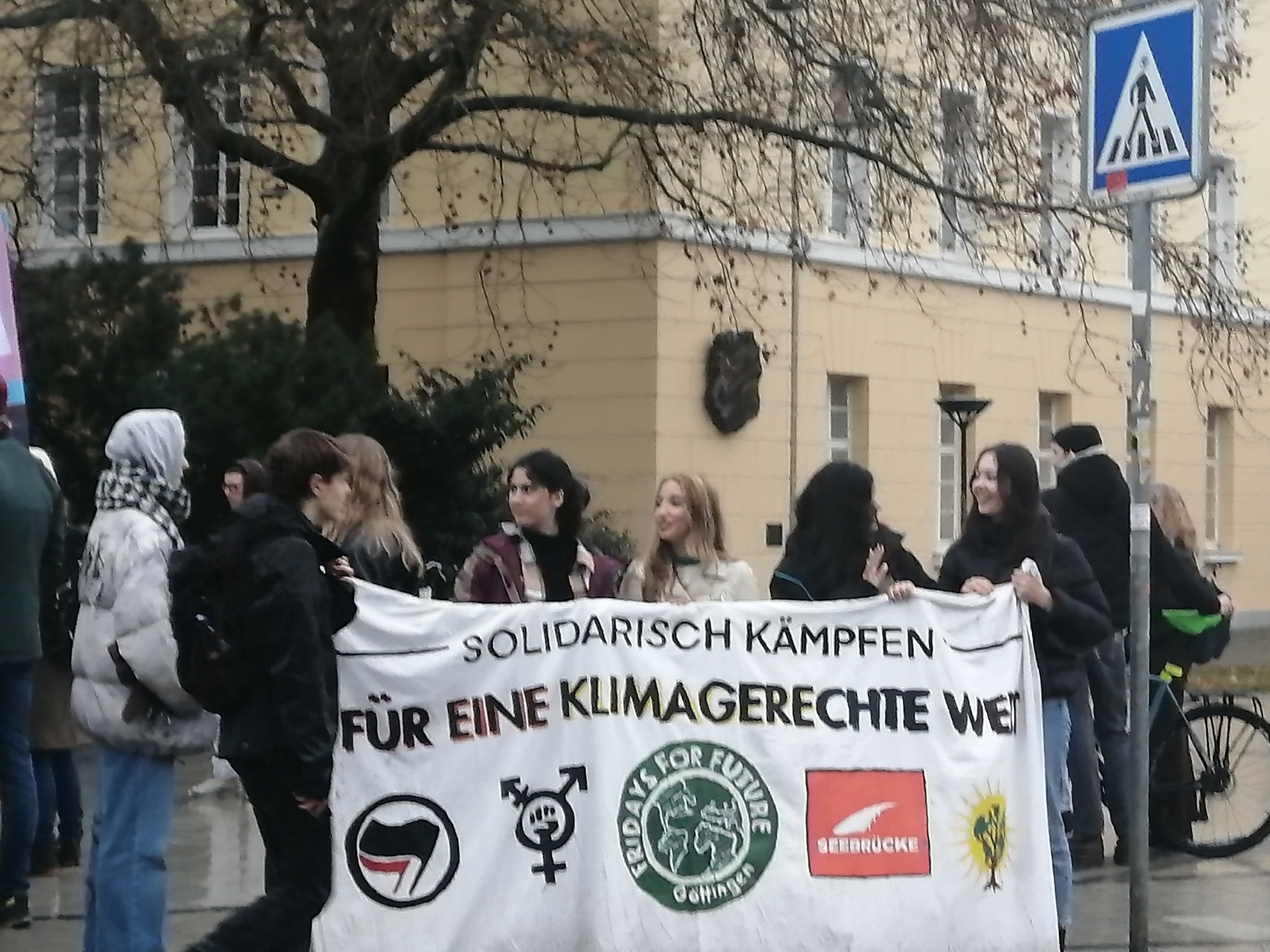 2022-12-23-Demo-FKG-Besetzung-Rathaus-1.jpg